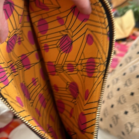 MCM full inclusion large tote with pouch - Picture 11 of 12